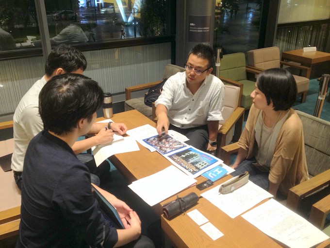 写真奥の左側：開発事業本部の助川覚さん 右側：資産営業事業本部の松本久美さん